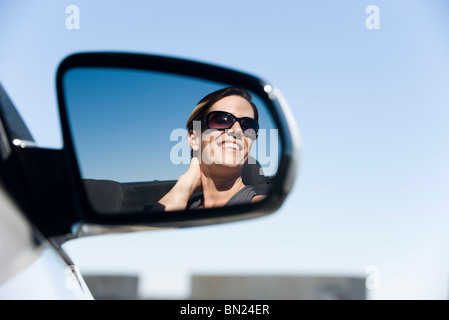 Frau Beifahrer im Auto, in Seitenansicht Spiegel Stockfoto