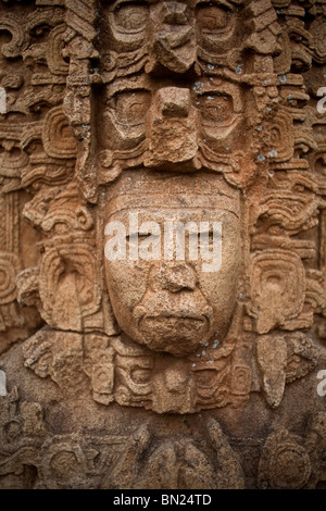 Eine Stele aus dem König Zots Choj Muan an der alten Maya-Stadt von Tonina, Ocosingo, Chiapas, Mexiko. Stockfoto