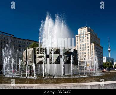 DDR Zeiten Brunnen am Strausberger Platz am Karl-Marx-Allee im ehemaligen Ost-Berlin-Deutschland Stockfoto