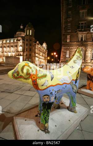 Stadt von Liverpool, England. Nachtansicht des einen Superlambanana mit den drei Grazien im Hintergrund. Stockfoto