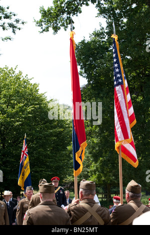 Veteran Soldaten halten der amerikanischen Army Airborne Regiment und amerikanischen Stars und stripes Flagge während einer Trauerfeier Stockfoto