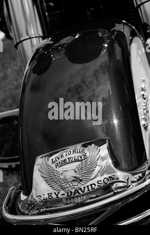 Eine schwarz und weiß-Bild von einer Harley Davidson Bike Wheel Arch Live fahren fahren um zu leben Stockfoto