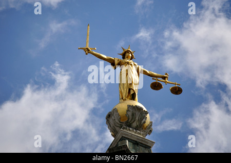 "Justitia"-Statue, die zentralen Strafgerichtshof Old Bailey, City of London, London, England, Vereinigtes Königreich Stockfoto