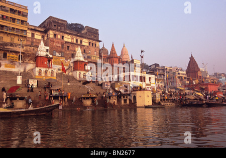 Hindu-Pilger kommen zum Bad im heiligen Ganges Varanasi Indien Stockfoto