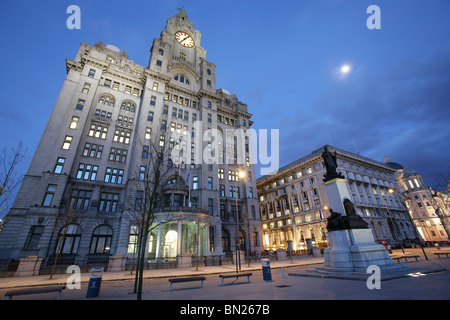 Stadt von Liverpool, England. Abenddämmerung auf der Pier Head Esplanade mit königlichen Leber, Cunard und Port of Liverpool Buildings. Stockfoto