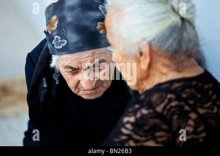 Zwei alte georgische Frauen in Sighnaghi, Georgien Stockfoto