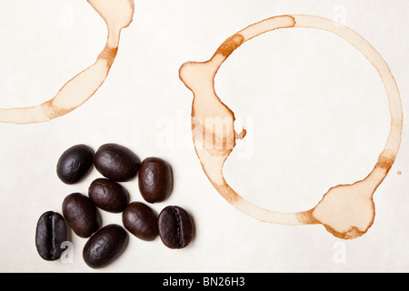 Kaffeebohnen auf einem Pergament-Papier-Hintergrund Stockfoto