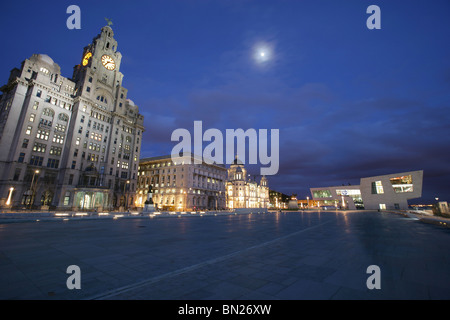 Stadt von Liverpool, England. Abenddämmerung auf der Pier Head Esplanade mit königlichen Leber, Cunard und Port of Liverpool Buildings. Stockfoto