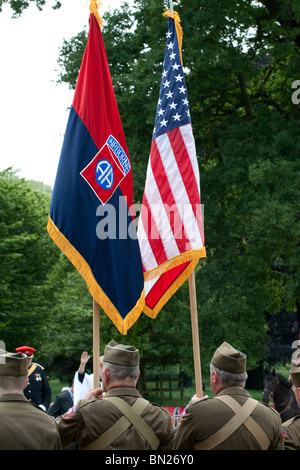 Veteran Soldaten halten der amerikanischen Army Airborne Regiment und amerikanischen Stars und stripes Flagge während einer Trauerfeier Stockfoto