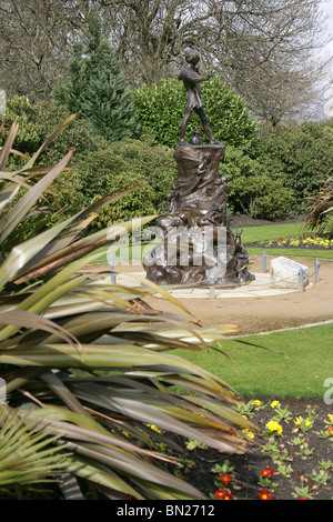 Stadt von Liverpool, England. Die Sir George Frampton Skulptur von Peter Pan am Palmenhaus im Sefton Park gelegen. Stockfoto