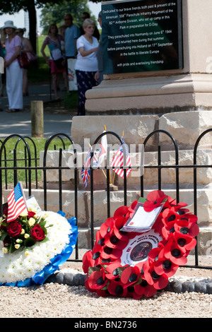 Mohn, Riffe und Blumen gelegt vor der ein Kriegsdenkmal in Gedenken an die gefallenen Soldaten im Koreakrieg Stockfoto