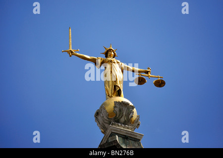 "Justitia"-Statue, die zentralen Strafgerichtshof Old Bailey, City of London, London, England, Vereinigtes Königreich Stockfoto