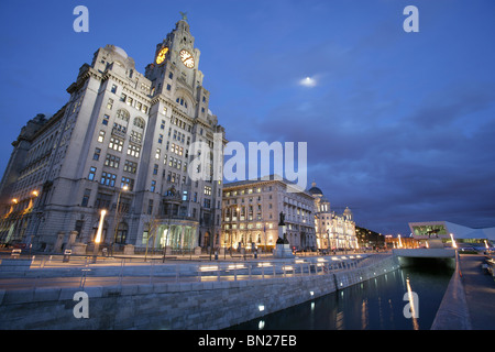 Stadt von Liverpool, England. Abenddämmerung auf der Pier Head Esplanade mit königlichen Leber, Cunard und Port of Liverpool Buildings. Stockfoto