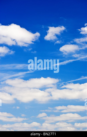 blauer Himmel mit weißen flauschigen Wolken-Hintergrund Stockfoto