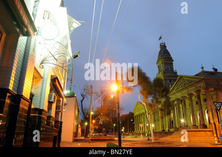 Napier Hotel mit Fitzroy Rathaus, Melbourne, Australien Stockfoto