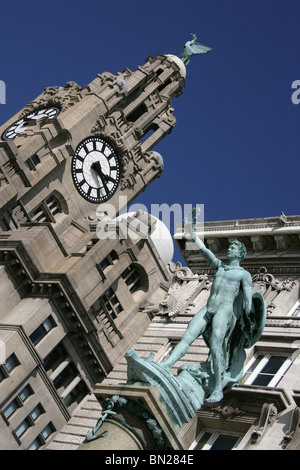 Stadt von Liverpool, England. Arthur Davis entworfen Henry Pagem Cunard War Memorial an Liverpools Pier Head geformt. Stockfoto