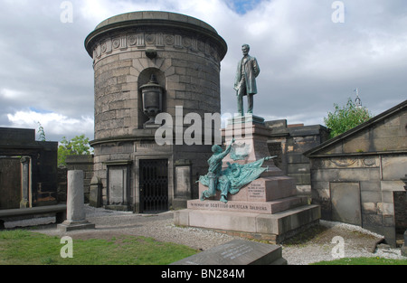 Das Grab von David Hume neben dem Denkmal Scottish-Amerikanern, die im amerikanischen Bürgerkrieg in Old Calton Friedhof gekämpft. Stockfoto