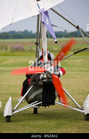 Microlight auf Graspiste Stockfoto