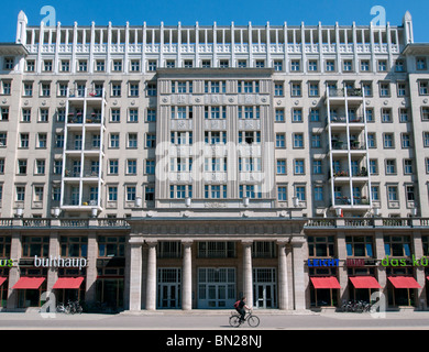 Fassaden der alten sozialistischen DDR Ära Wohnblocks auf Karl-Marx-Allee im ehemaligen Ost-Berlin-Deutschland Stockfoto