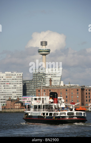 Stadt von Liverpool, England. Mersey Ferry Schneeglöckchen überqueren den Fluss Mersey mit Liverpool im Hintergrund. Stockfoto