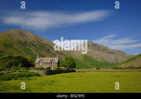 Lingmell House mit Kirk fiel und großen Giebel darüber hinaus im Lake district Stockfoto