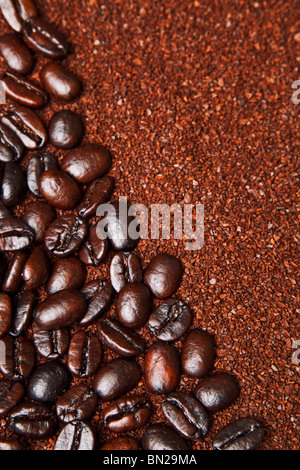 braune Kaffeesatz als Hintergrund angeordnet Stockfoto