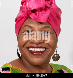 Afroamerikanische Frau in rosa Kopfschmuck Stockfoto