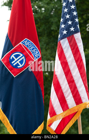 Veteran Soldaten halten der amerikanischen Army Airborne Regiment und amerikanischen Stars und stripes Flagge während einer Trauerfeier Stockfoto