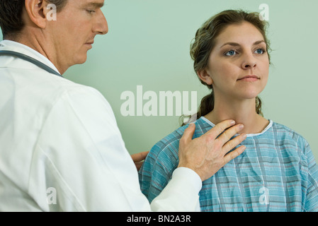 Arzt untersuchen Patienten Hals Drüsen Stockfoto