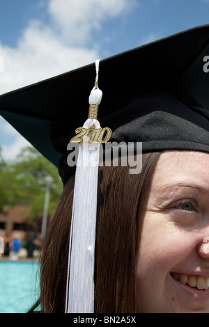 Kalamazoo, Michigan - ein Student nach ihrer Abschlussfeier an der Western Michigan University. Stockfoto