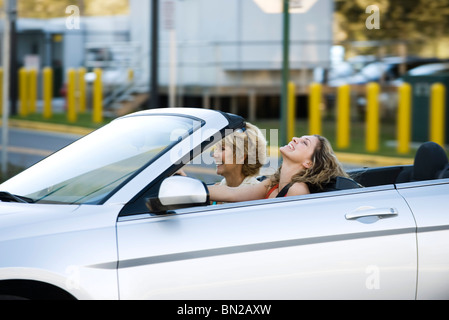 Junge Autofahrerin Cabrio, genießen Ausflug mit Mutter Stockfoto