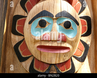 Sonnengesicht auf Totempfahl im Saxman Native Village. Ketchikan, Alaska Stockfoto