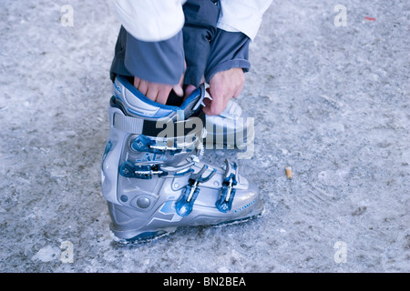 Frau Stiefel anziehen Stockfoto