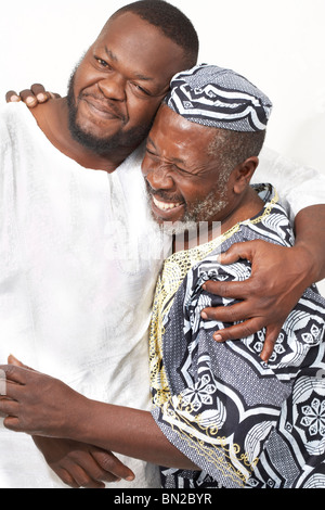 Afroamerikanischen Vater und Sohn umarmt Stockfoto