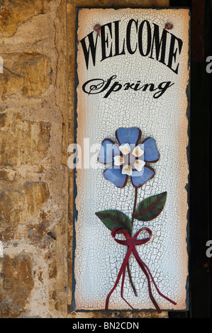 Frühling Anmelden ein Englischer shop Eingang Willkommen bei Bourton auf dem Wasser, Gloucestershire, England Stockfoto