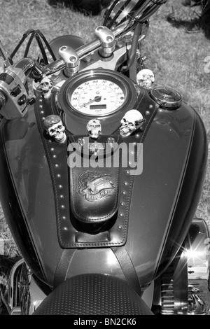 Ein schwarz-weiß Bild von einem Tank auf einem Harley Davidson Motorrad Stockfoto