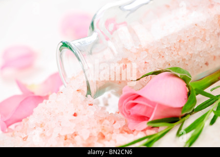 Rosa Badesalz in ein Glas mit Blumen und Kräutern Stockfoto