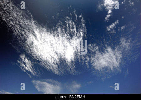 Weiße Wolken schweben über einen blauen Himmel Stockfoto