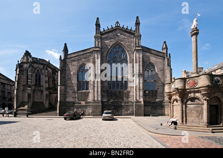 St Giles Cathedral in High Street The Royal Mile of Edinburgh Schottland aus Osten und Parliament Square angesehen Stockfoto