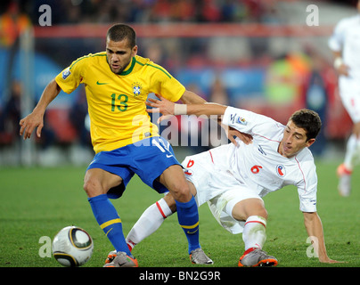 DANI ALVES & CARLOS CARMONA Brasilien V CHILE ELLIS PARK Südafrika 28. Juni 2010 Stockfoto