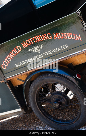 Cotswold Motor Museum Zeichen auf der Seite eines klassischen Vintage Pick up. Bourton auf dem Wasser, Cotswolds, Gloucestershire, England Stockfoto