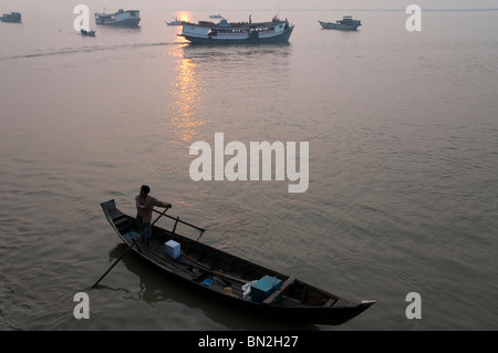 Myanmar. Burma. Reise mit der öffentlichen Fähre im Ayeryarwadi Delta von Labutta nach Yangon Stockfoto