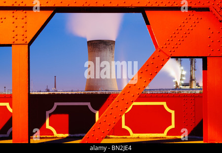 Kühlung von Turm und Eisenbrücke in Billingham in der Nähe von Stockton auf tees Stockfoto