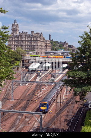 Anreise von 14.00 Glasgow nach Edinburgh Zug an der Waverley Station in Edinburgh, Schottland Stockfoto