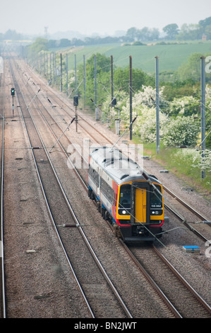 East Midlands Züge Personenzug Klasse 158 mit Geschwindigkeit durch die englische Landschaft. Stockfoto