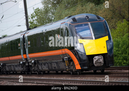 Grand Central Railway Personenzug Klasse 180 mit Geschwindigkeit durch die englische Landschaft. Stockfoto