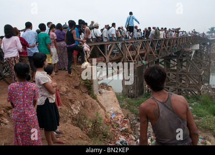 Myanmar. Burma. Bago. überfüllte Fußgängerbrücke als einzige alternative am Tag der Armee Stockfoto