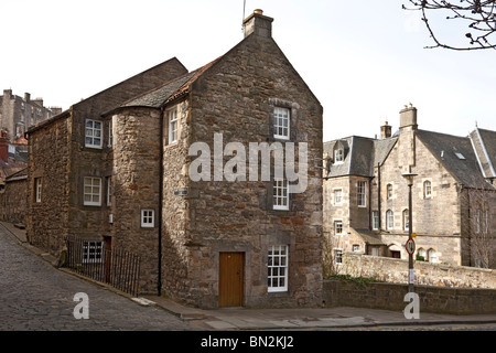 Alte Stadthäuser in Hawthornbank Lane, Dean Village, Edinburgh, Scotland, UK. Stockfoto