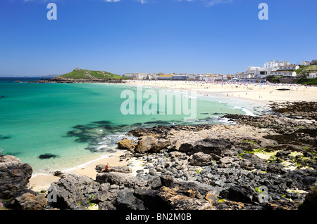 Porthmeor Beach, St. Ives an einem heißen Sommertag Stockfoto