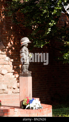 Statue am Denkmal für die kleinen Aufständischen in Altstadt Warschau in Polen von der Stadtmauer Stockfoto